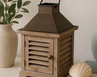 Lanterna vintage in legno, decorazione rustica da fattoria, legno invecchiato