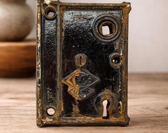 🚪 Juego De Manijas De Perilla Con Cerradura (Pestillo Snib) Para Baño Y Dormitorio - Estilo Victoriano Antiguo En Cromo Satinado | IronmongeryWorld