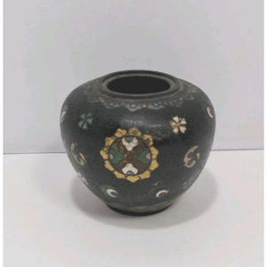Antieke Japanse cloisonné zwart geëmailleerde vaas met blauw interieur 2,5 x 2,25 inch elegant bloemdessin