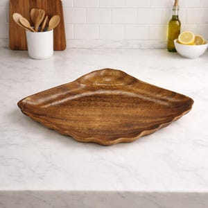 Puede incluir: Un juego de tres tazas de cerámica con un acabado moteado y mate. Cada taza presenta un color diferente: azul claro, crema y gris. Las tazas tienen un diseño simple y moderno, ideal para café o té.