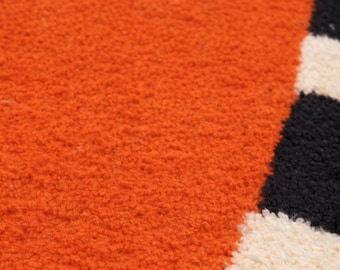 Handgemaakte Marokkaanse wollen poef/voetenbank – Zwart, ivoor en oranje gestreepte Berber voetenbank – Modern boho vloerkussen, gezellige woondecoratie