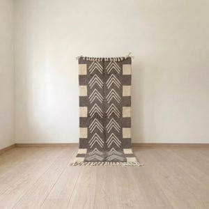 Tappeto passatoia in lana marocchina color tortora e crema con motivo a chevron a freccia, moderno tappeto berbero tribale per corridoio, ingresso o cabina.