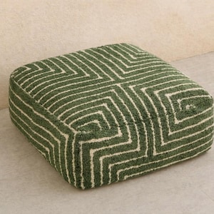 Könnte beinhalten: Ein quadratischer, grüner Pouf mit einem geometrischen Muster in Off-White. Der Pouf besteht aus einem strukturierten Stoff und ist zum Sitzen oder als Fußstütze konzipiert. Das Design weist ein sich wiederholendes, eckiges Muster auf.