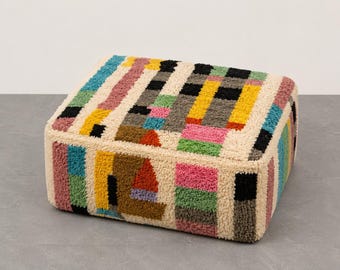 Bunter marokkanischer Wollpoufbezug – Handgefertigter Berber-Bodenkissenbezug – Moderner geometrischer Ottoman – Boho-Wohndeko