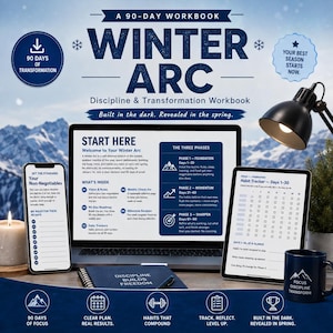 Könnte beinhalten: Ein 90-Tage-Arbeitsbuch mit dem Titel Winter Arc: Discipline & Transformation Workbook, das einen Laptop mit einer Startseite, ein Smartphone mit einer Liste, ein Tablet mit Gewohnheitstracker und eine Tasse mit Berggrafik zeigt.