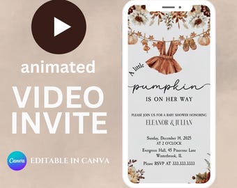 Può includere: Un invito digitale per un baby shower su uno schermo di smartphone. Il design presenta un vestito marrone, zucche e il testo "A little pumpkin is on her way". L'invito è animato e modificabile in Canva.