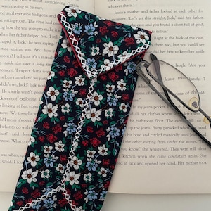 Glasses case, eyeglass pouch, reading glasses case, Floral Design, Flowers, Flower pattern Handmade & Handstitched Design, Gift For Her