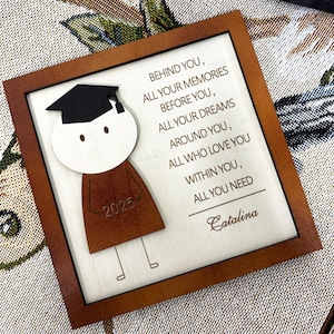 Eleganter Abschluss aus Holz, „Behind You ...“ Inspirierende Botschaft, personalisierter Name, Geschenk für bestandene Abschlussarbeiten, Home & Party Akzent
