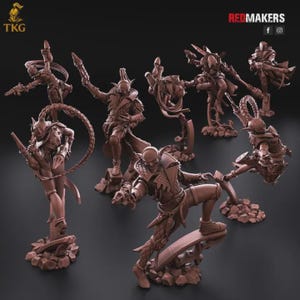 Puede incluir: Colección de figuras de fantasía marrones en varias poses de acción. Las figuras están detalladas con armaduras, armas y posturas dinámicas, sobre bases rocosas. La imagen incluye el texto "REDMAKERS" y el logo "TKG".