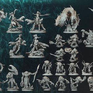 Puede incluir: Colección de figuras en miniatura grises detalladas que representan varias criaturas marinas y figuras humanoides. Las miniaturas varían en tamaño y pose, mostrando una gama de monstruos y personajes acuáticos. El texto "THE TRENCH CRUSTACEANS OF THE DEEP" es visible.