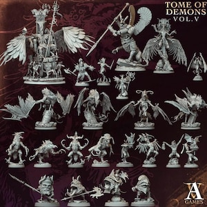 Può includere: Una collezione di figurine in miniatura grigie e dettagliate di demoni e creature fantastiche. Le figure variano per dimensioni e posa, alcune con ali, armi e design elaborati. Il testo "TOME OF DEMONS VOL. V" è visualizzato in alto.