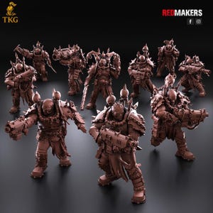 Könnte beinhalten: Eine Gruppe brauner Miniaturfiguren von gepanzerten Kriegern, jede mit detaillierten Waffen und stacheliger Rüstung. Die Figuren sind in verschiedenen Aktionsposen dargestellt, die eine Kampfszene suggerieren. Das Logo "REDMAKERS" ist sichtbar.