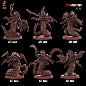 Puede incluir: Seis figuras en miniatura marrones de criaturas monstruosas con cuerpos segmentados, múltiples brazos y apéndices con forma de armas. Cada figura mide aproximadamente 40 mm de altura y se encuentra sobre una base circular.