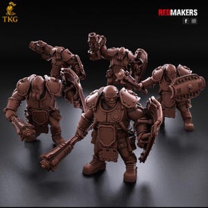Peut inclure: Cinq figurines miniatures marron, chacune vêtue d'une armure détaillée. Certaines tiennent des armes comme une masse, d'autres ont des boucliers et des blasters. Les figurines sont posées de manière dynamique, suggérant de l'action. Le logo "REDMAKERS" est visible.