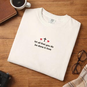 Könnte beinhalten: Rustikales Holzschild mit dem Text "Welcome to our home" in weißer Schrift. Das Schild hat eine Used-Optik und ein schlichtes, einladendes Design, ideal für den Eingangsbereich.