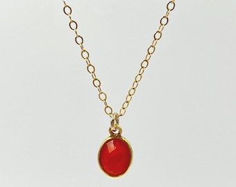 Elegant karneolhalsband: Förgyllt ädelstenshänge