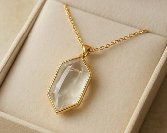 Colgante hexagonal de cuarzo transparente facetado: collar de cristal bañado en plata