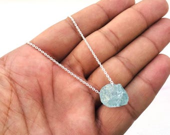 Collar de aguamarina cruda / Colgante minimalista de cristal azul / Piedra natal de marzo / Joyería curativa delicada