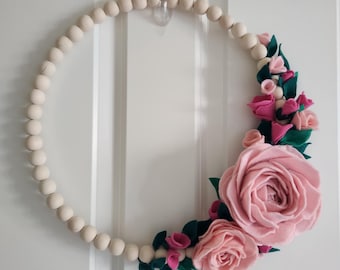 Corona de flores de fieltro color rubor para jardín / Corona de aro con cuentas hecha a mano para decorar puertas o paredes