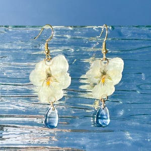 Boucles D'oreilles Pendantes Fleurs Bleues – Paillettes, Strass, Cristal – Puces Dormeuse à Clip (neuves)