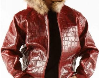 Puede incluir: Chaqueta de cuero roja con capucha forrada de piel sintética. La chaqueta tiene un patrón texturizado similar al de un cocodrilo y cierre de cremallera. Los puños y el dobladillo son acanalados.