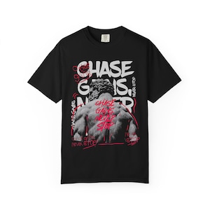 Chase G Nover Graphic Chase Guns Never Stop T-shirt | Tryck med staty på baksidan