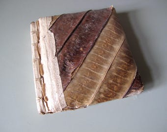 Quaderno/album da disegno vintage con una combinazione di foglie essiccate completamente naturali.