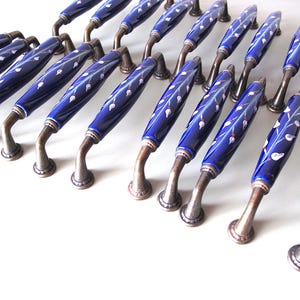 Handmålad lådknopp i vintage porslin i lantlig stil.