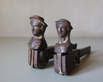 Fermo per persiana in ghisa francese Bergere, vintage anni '30, con staffe di supporto a muro.