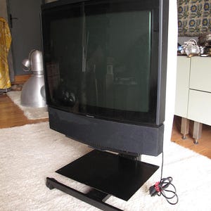 Bang och Olufsen BeoVision MX4000 CRT-TV med golvstativ på hjul.