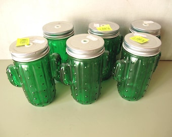 Ensemble vintage de six jus de fruits, smoothies et verres.