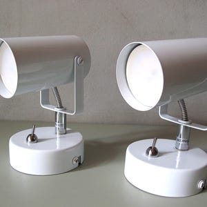 Op de afbeelding: Een rustiek houten bord met de tekst "Welcome to our home" in witte letters. Het bord heeft een verweerde afwerking en een eenvoudig, uitnodigend ontwerp, perfect voor een veranda of entree.