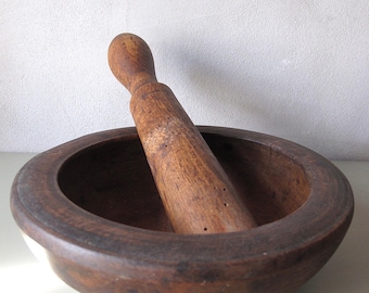 Mortero y maja de madera de nogal antiguos de los años 40, juego tradicional para moler.