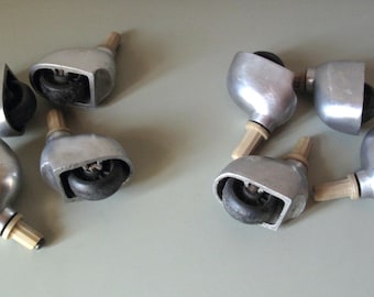 Zestaw ośmiu (8) mebli, obrotowych kółek do krzeseł wykonanych z odlewu aluminiowego z lat 50.