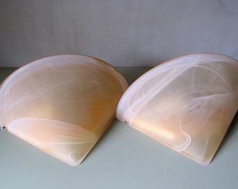 Par vintage vägglampor i opalglas.