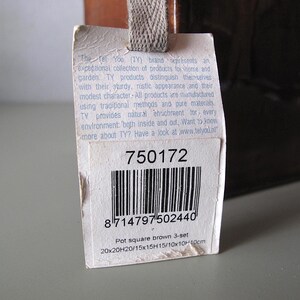May include: A brown square pot set with a tag. The tag has the number 750172 and a barcode. The pot set dimensions are 20x20x20cm, 15x15x15cm, and 10x10x10cm.