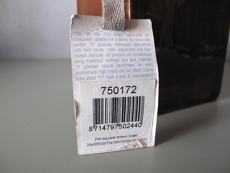 May include: A brown square pot set with a tag. The tag has the number 750172 and a barcode. The pot set dimensions are 20x20x20cm, 15x15x15cm, and 10x10x10cm.