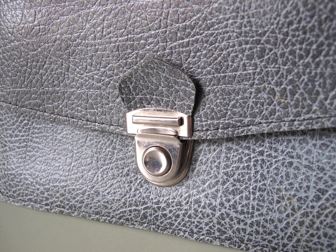 Vintage 80s Men's Faux Leather Wristlet Handbag in Gray Color., foto 3 di 5