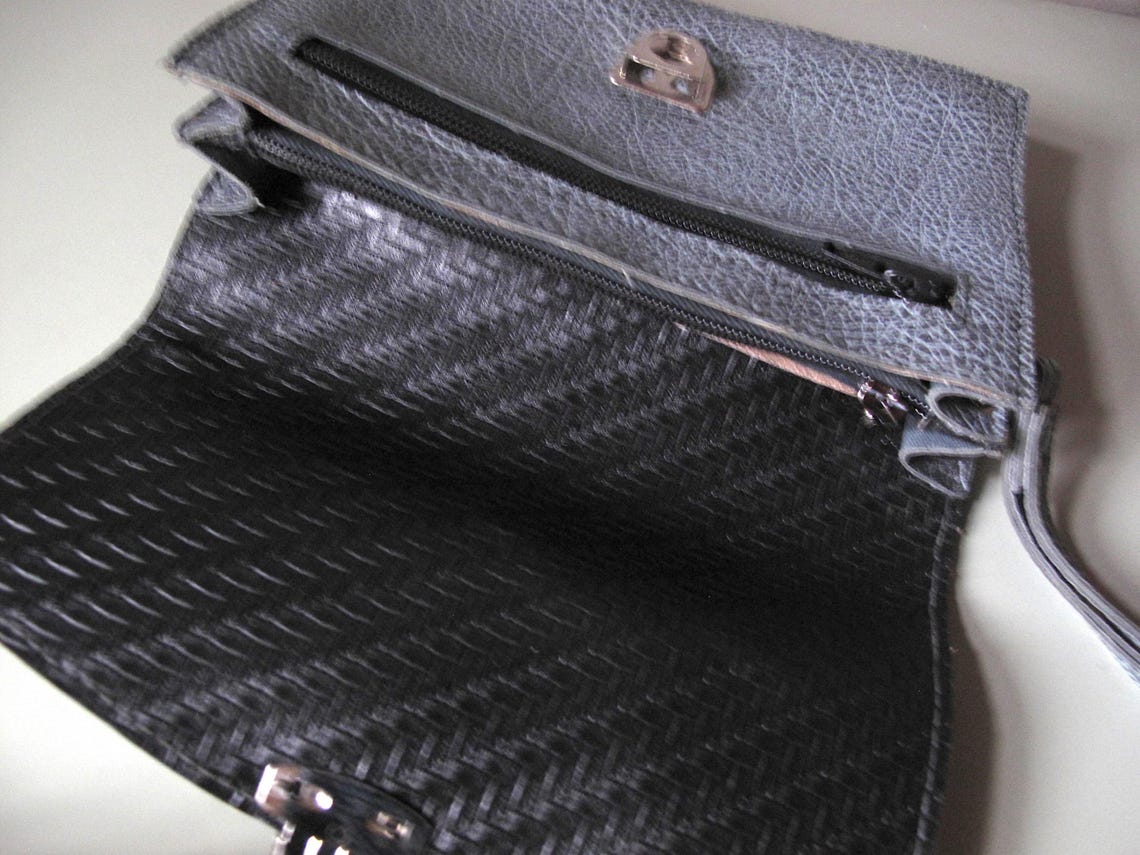 Vintage 80s Men's Faux Leather Wristlet Handbag in Gray Color., foto 4 di 5
