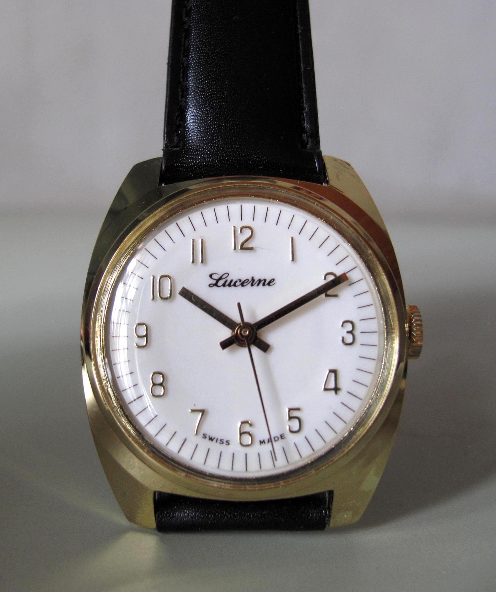 BIJOUX MONTRE POIGNET Christian Bernard à réviser ou pour pièces (129-39/A5-6) EUR 15,90 - FR