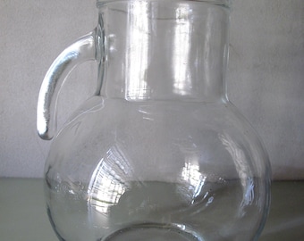 Stary szklany dzbanek, karafka na wino, sok, wodę, karafka, butelka z uchwytem.