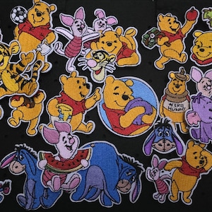 Könnte beinhalten: Eine Sammlung von aufgestickten Aufnähern mit verschiedenen Charakteren aus Winnie Puuh. Die Aufnäher zeigen Puuh, Ferkel, Tiger, I-Aah und andere, in leuchtenden Farben. Die Aufnäher befinden sich auf einem schwarzen Hintergrund.
