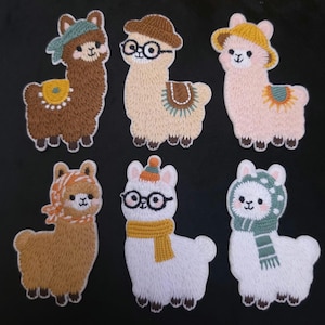 Könnte beinhalten: Sechs bestickte Aufnäher mit Cartoon-Lamas in verschiedenen Farben und Accessoires. Die Lamas sind braun, beige, rosa, hellbraun und weiß und tragen Hüte, Schals, Stirnbänder und Brillen, mit detaillierten Stickereien und ausgeprägten Gesichtszügen.