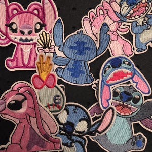 Könnte beinhalten: Eine Sammlung von aufgestickten Aufnähern mit den Figuren Stitch und Angel aus dem Animationsfilm Lilo & Stitch. Die Aufnäher sind in verschiedenen Posen und Farben, darunter Blau, Rosa und Weiß, mit detaillierten Stickereien und einem weißen Rand.
