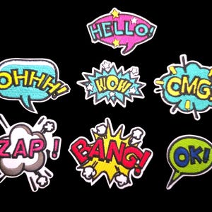 Könnte beinhalten: Ein Set aus sieben bestickten Aufnähern mit Sprechblasen und Soundeffekten im Comic-Stil. Die Aufnäher enthalten den Text HELLO, OHHH, WOW, OMG, ZAP, BANG und OK in leuchtenden Farben wie Pink, Gelb, Blau und Grün mit weißen Rändern.
