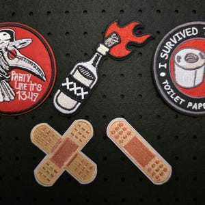 Könnte beinhalten: Eine Sammlung gestickter Aufnäher mit verschiedenen Designs. Ein Aufnäher zeigt einen Pestdoktor mit dem Text "Party Like It's 1349". Ein anderer zeigt eine Flasche mit Flammen. Ein dritter Aufnäher lautet "I Survived The Great Toilet Paper Crisis 2020."