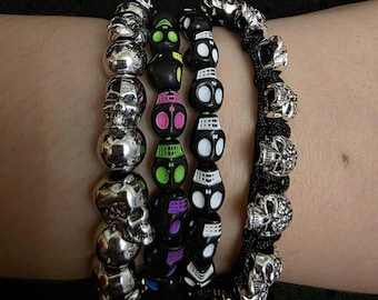 Armbanden met doodskopkralen