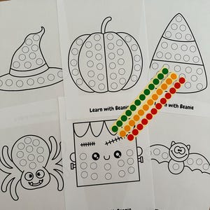 Könnte beinhalten: Halloween-Aktivitätsblätter mit Punktmarkern. Enthält einen Hexenhut, einen Kürbis, Zuckermais, eine Spinne, Frankensteins Monster und eine Fledermaus. Die Blätter tragen den Text "Learn with Beanie". Farbige Punktaufkleber sind enthalten.