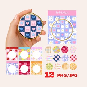 Könnte beinhalten: Ein goldgerahmter Taschenspiegel mit einem blau-rosa-weißen Karomuster mit Sternen, Herzen und Punkten. Das Bild zeigt auch 12 PNG/JPG-Designs mit Mustern von Hasen, Blumen und Früchten. Der Text auf dem Bild lautet "Pocket Mirrors".