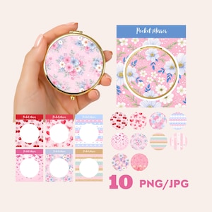 Könnte beinhalten: Ein runder, goldfarbener Taschenspiegel mit einem Blumendesign in Rosa, Blau und Weiß. Das Bild enthält auch mehrere Designoptionen, darunter Kirsch-, Herz- und Blumenmuster, sowie den Text "Pocket Mirror" und "10 PNG/JPG".